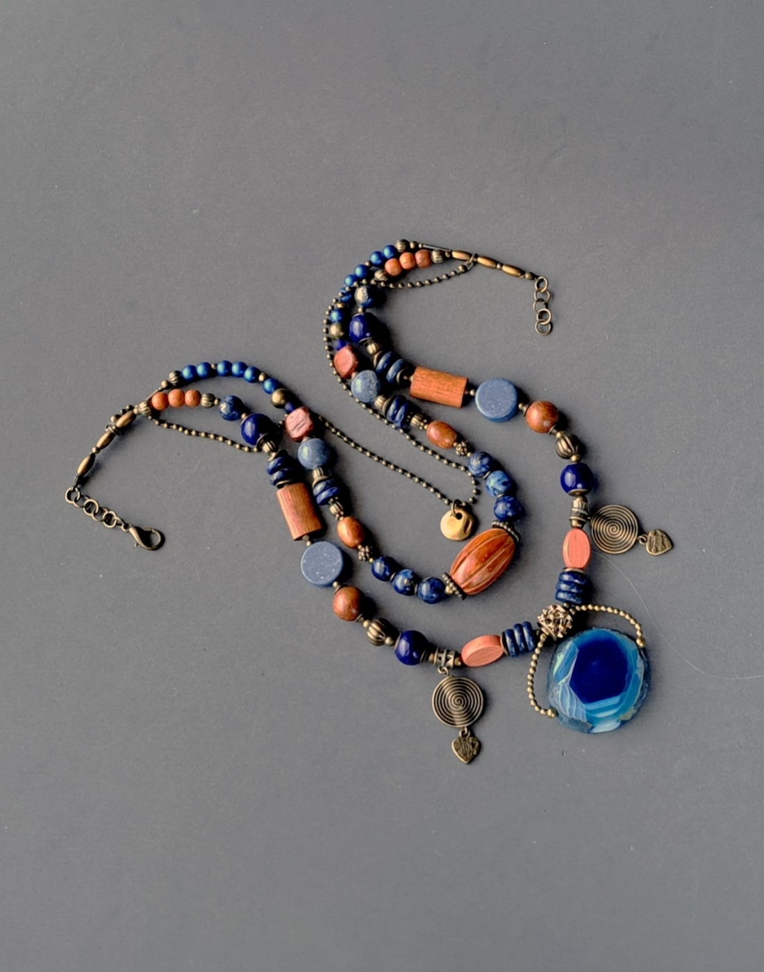 wyjątkowa i unikalna kompozycja masywnego, trzyżyłowego okazałego naszyjnika w duchu biżuterii etnicznej inspirowanego cudną biżuterią afrykańską